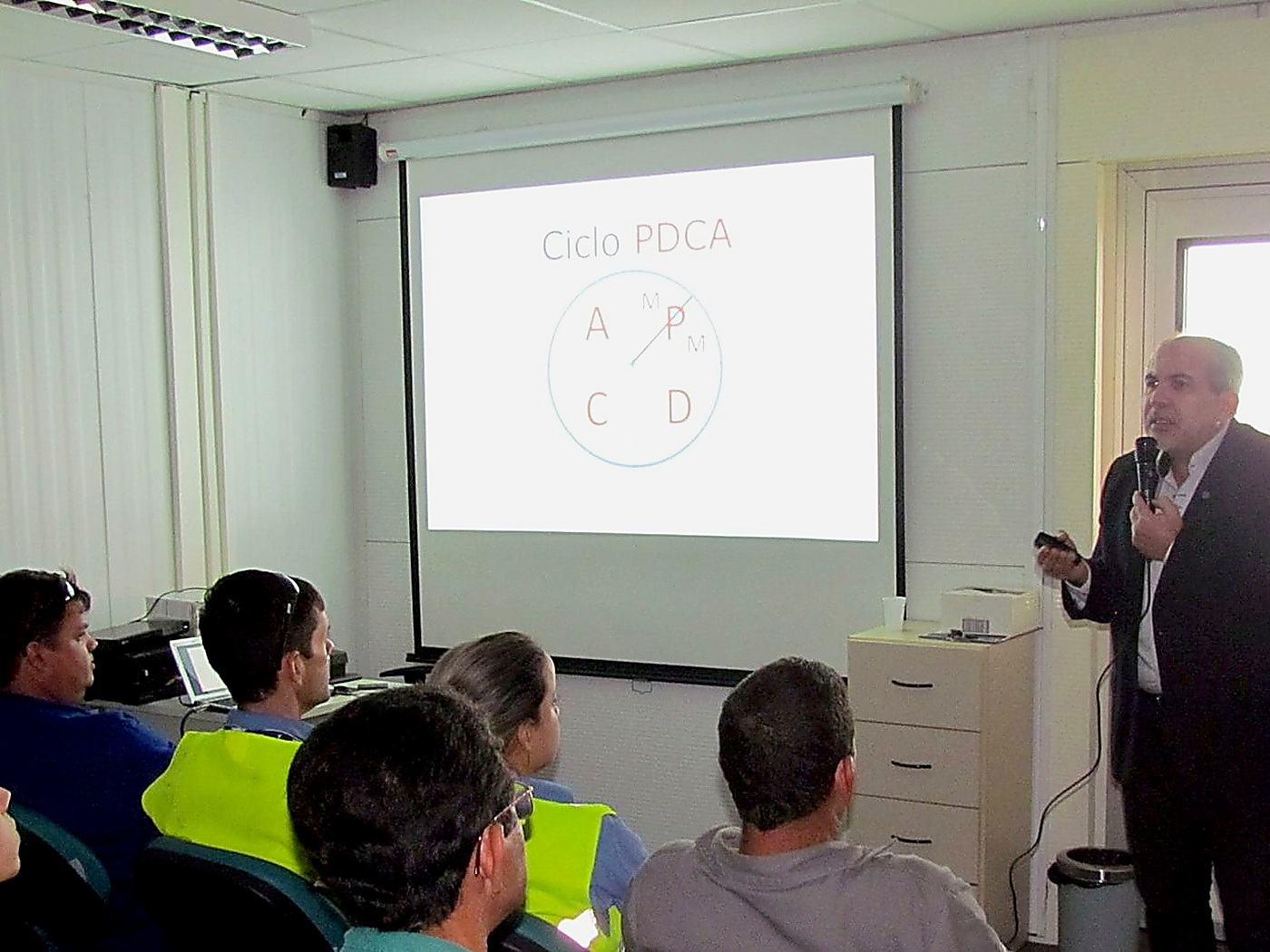 Augusto Dutra explicando o ciclo PDCA para equipe técnica