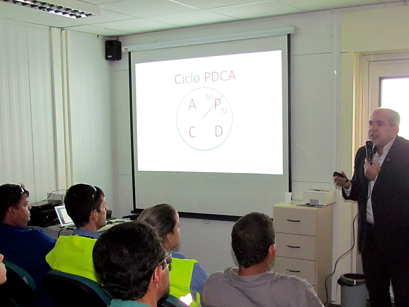Augusto Dutra explicando o ciclo PDCA para equipe técnica