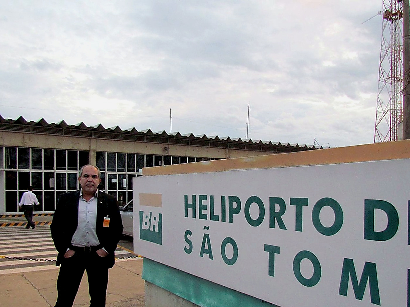 Augusto Dutra na entrada do Heliporto de São Tomé