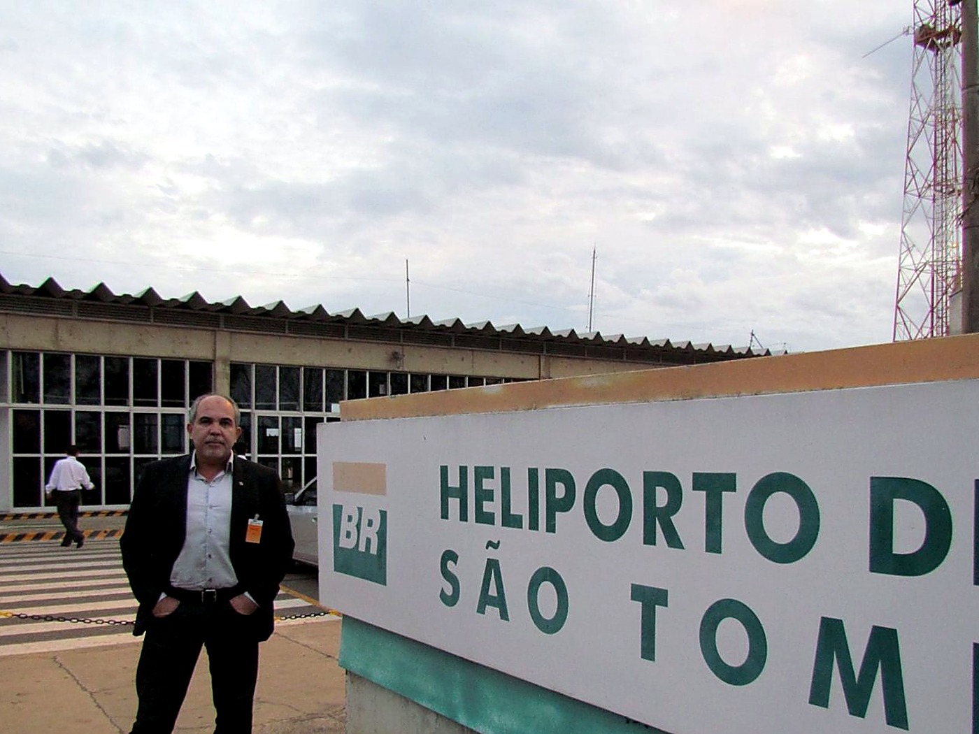 Augusto Dutra na entrada do Heliporto de São Tomé