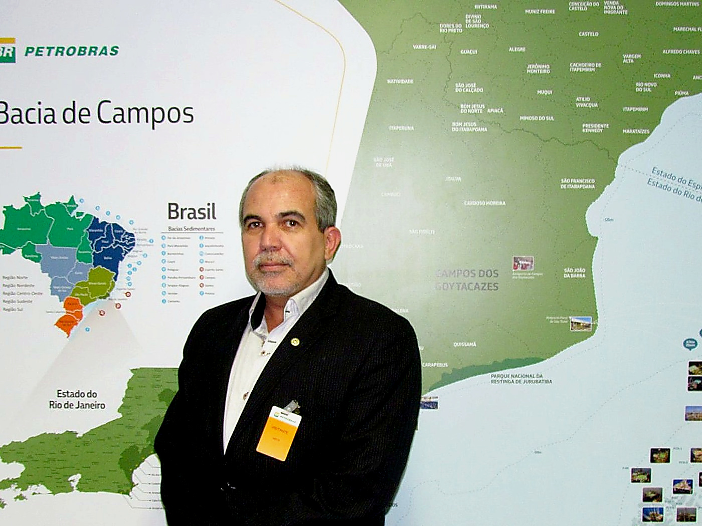 Augusto Dutra diante do mapa da Bacia de Campos na Petrobras