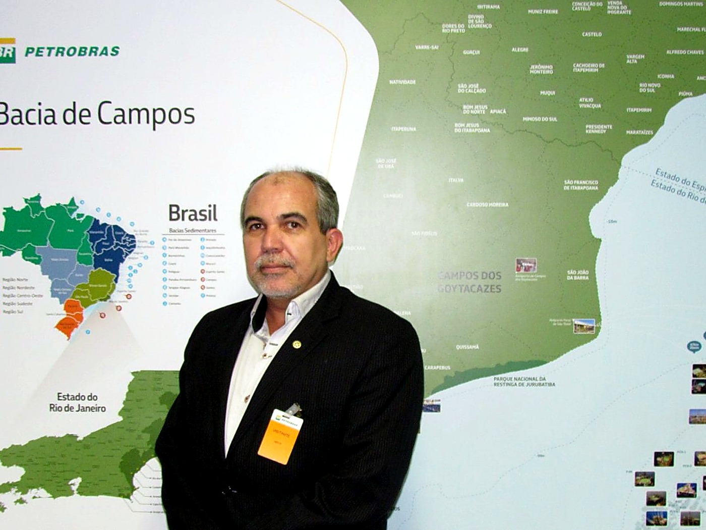 Augusto Dutra diante do mapa da Bacia de Campos na Petrobras